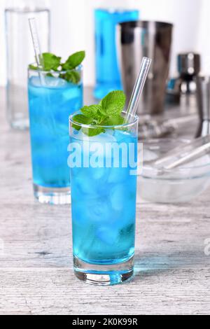 Blue Mojito. Cocktail Blue Curacao a base di liquori Foto Stock