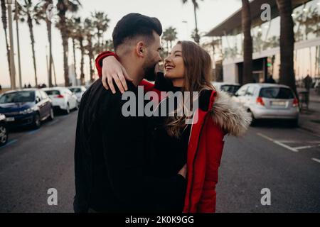 giovane coppia attraente in abiti invernali baciare su una data Foto Stock