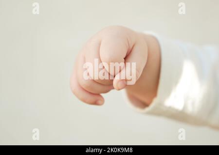 Primo piano di bella cute piccola mano del bambino. Concetto di maternità. Foto Stock