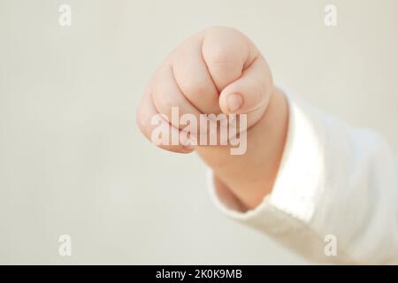 Primo piano di bella cute piccola mano del bambino. Concetto di maternità. Foto Stock