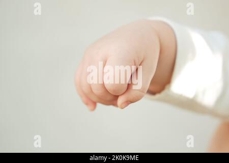 Primo piano di bella cute piccola mano del bambino. Concetto di maternità. Foto Stock