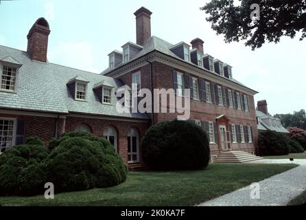 Williamsburg, Virginia. STATI UNITI. 9/1993. Costruito intorno al 1755. Carter’s Grove Planation era veramente una grande signora della Virginia coloniale che doveva vedere le alture del 17th ° secolo coloniale America e le devastazioni del 21st ° secolo di tempo, natura e la riparazione che prende il suo tributo. Le immagini che vedi mostrano lo stile di vita di uno degli ultimi proprietari di carter’s Grove, circa il 1928, presi negli anni ’1993…un momento in cui un visitatore poteva godere di un tocco di ricchezza dell’ultimo benefattore di carter’s Grove. Carter’s Grove Plantation chiuse le porte alla visione pubblica nel 2003. Costruire per carter Burwell. Foto Stock