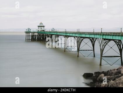 Una lunga esposizione, ripresa minimalista di Clevedon Pier, descritto da Sir John Betjeman come il molo più bello d'Inghilterra. Foto Stock