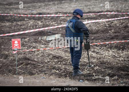 Brovary, Ucraina. 21st Apr, 2022. Lo zaffper ucraino sgombrava le miniere sul sito dei recenti combattimenti tra gli eserciti russo e ucraino vicino alla città di Brovary nella regione di Kyiv. Credit: SOPA Images Limited/Alamy Live News Foto Stock