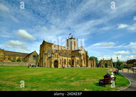 Sherborne Abbey il 11th settembre 2022 con la bandiera dell'Unione che vola nella brezza in riconoscimento della recente morte della regina Elisabetta II Foto Stock