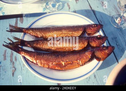 DANIMARCA Bornholm pesce affumicato direttamente dal fumo ai piatti del pranzo turistico Foto Stock