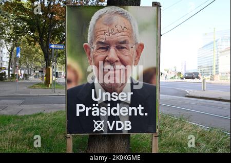 Vienna, Austria. 12th Set, 2022. Campagna pubblicitaria per le elezioni presidenziali federali del 9 ottobre 2022 con il candidato del partito Verde Alexander Van der Bellen Foto Stock