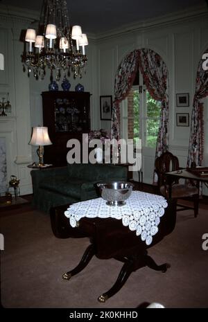 Williamsburg, Virginia. STATI UNITI. 9/1993. Costruito intorno al 1755. Carter’s Grove Planation era veramente una grande signora della Virginia coloniale che doveva vedere le alture del 17th ° secolo coloniale America e le devastazioni del 21st ° secolo di tempo, natura e la riparazione che prende il suo tributo. Le immagini che vedi mostrano lo stile di vita di uno degli ultimi proprietari di carter’s Grove, circa il 1928, presi negli anni ’1993…un momento in cui un visitatore poteva godere di un tocco di ricchezza dell’ultimo benefattore di carter’s Grove. Carter’s Grove Plantation chiuse le porte alla visione pubblica nel 2003. Costruire per carter Burwell. Foto Stock