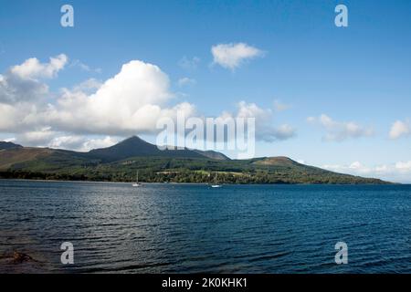 La capra è caduta vista attraverso Brodick Bay Brodick Castle Country Park dal lungomare di Brodick Brodick l'isola di Arran North Ayrshire Scozia Foto Stock