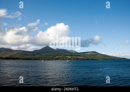 La capra è caduta vista attraverso Brodick Bay Brodick Castle Country Park dal lungomare di Brodick Brodick l'isola di Arran North Ayrshire Scozia Foto Stock