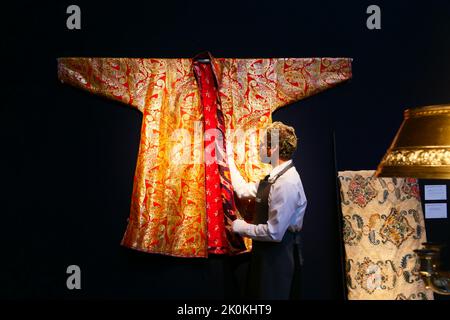 Le attrazioni turistiche di Londra dal tanto atteso tour mondiale della collezione Anne & Gordon Getty, tra cui le opere d'arte del 19th e 20th secolo, le arti decorative, i dipinti e i disegni dell'antico maestro, le porcellane e l'argento, le opere d'arte cinesi, English & European Furniture prima di essere venduto per beneficenza durante le vendite di quattro giorni e sera a New York dal 20 al 23 ottobre. I proventi delle vendite di questo ottobre dovrebbero raggiungere fino a $180 milioni di dollari , andrà a vantaggio della fondazione Ann e Gordon Getty of Arts , dedicato a sostenere le organizzazioni artistiche e scientifiche ... Foto Stock