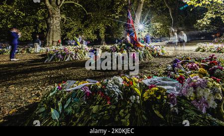 Fiori a Green Park, come tributi continuano a riempire Buckingham Palace, e le aree circostanti a Londra. Foto Stock