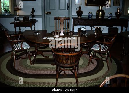 Williamsburg, Virginia. STATI UNITI. 9/1993. Costruito intorno al 1755. Carter’s Grove Planation era veramente una grande signora della Virginia coloniale che doveva vedere le alture del 17th ° secolo coloniale America e le devastazioni del 21st ° secolo di tempo, natura e la riparazione che prende il suo tributo. Le immagini che vedi mostrano lo stile di vita di uno degli ultimi proprietari di carter’s Grove, circa il 1928, presi negli anni ’1993…un momento in cui un visitatore poteva godere di un tocco di ricchezza dell’ultimo benefattore di carter’s Grove. Carter’s Grove Plantation chiuse le porte alla visione pubblica nel 2003. Costruire per carter Burwell. Foto Stock