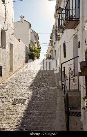Strade strette di bianco villaggio di Mijas pueblo, Andalusia, provincia di Malaga, Costa del sol, Spagna Foto Stock