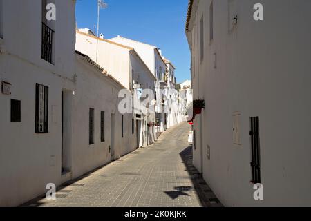 Strade strette di bianco villaggio di Mijas pueblo, Andalusia, provincia di Malaga, Costa del sol, Spagna Foto Stock