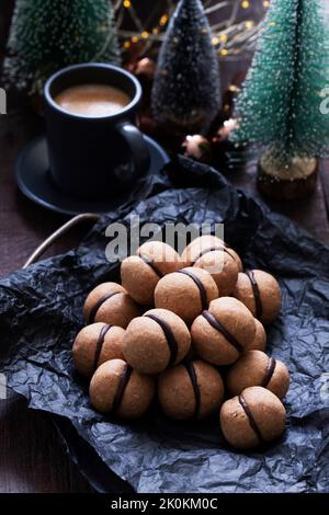 I baci di Lady, i tradizionali biscotti alla noce italiana con farcitura di caffè e cioccolato. Foto Stock