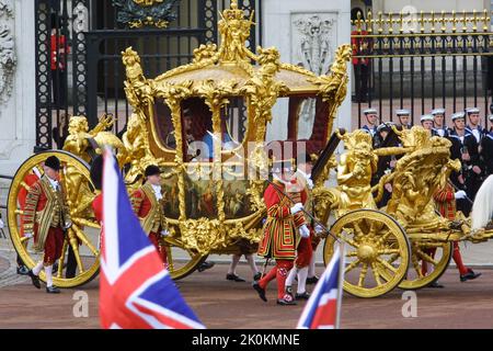 4th giugno 2002 - la Regina Elisabetta II e il Principe Filippo lasciano Buckingham Palace nella Gold state Coach per la sua parata Golden Jubilee lungo il Mall Foto Stock