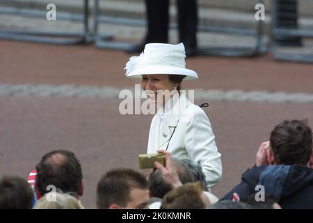 4th giugno 2002 - la principessa Anna incontra il pubblico al Giubileo d'oro della Regina Elisabetta II nel Mall di Londra Foto Stock