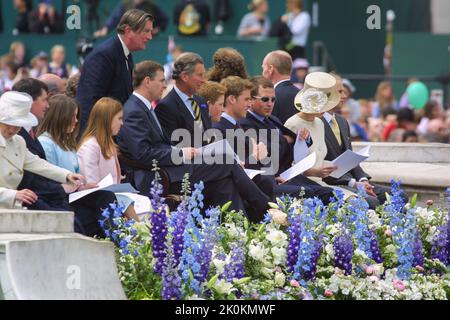 4th giugno 2002 - membri della famiglia reale britannica al Giubileo d'oro della Regina Elisabetta II nel Mall di Londra Foto Stock