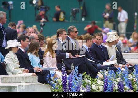 4th giugno 2002 - membri della famiglia reale britannica al Giubileo d'oro della Regina Elisabetta II nel Mall di Londra Foto Stock