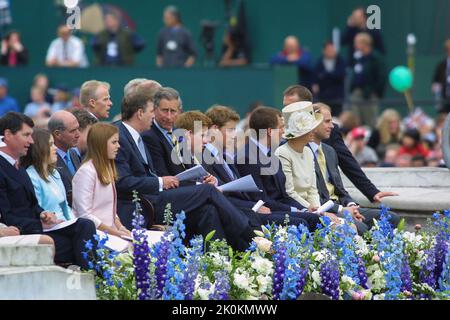 4th giugno 2002 - membri della famiglia reale britannica al Giubileo d'oro della Regina Elisabetta II nel Mall di Londra Foto Stock