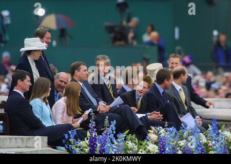 4th giugno 2002 - membri della famiglia reale britannica al Giubileo d'oro della Regina Elisabetta II nel Mall di Londra Foto Stock