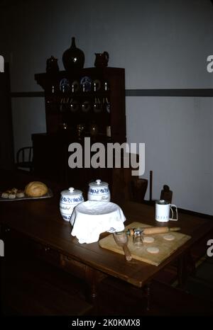 Williamsburg, Virginia. STATI UNITI. 9/1993. Costruito intorno al 1755. Carter’s Grove Planation era veramente una grande signora della Virginia coloniale che doveva vedere le alture del 17th ° secolo coloniale America e le devastazioni del 21st ° secolo di tempo, natura e la riparazione che prende il suo tributo. Le immagini che vedi mostrano lo stile di vita di uno degli ultimi proprietari di carter’s Grove, circa il 1928, presi negli anni ’1993…un momento in cui un visitatore poteva godere di un tocco di ricchezza dell’ultimo benefattore di carter’s Grove. Carter’s Grove Plantation chiuse le porte alla visione pubblica nel 2003. Costruire per carter Burwell. Foto Stock
