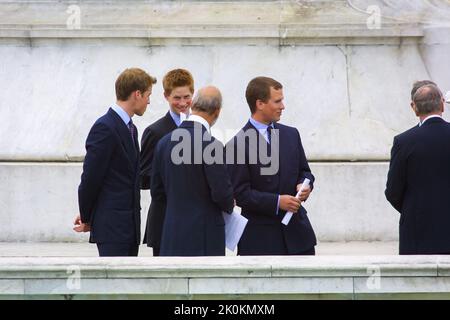 4th giugno 2002 - i membri della Famiglia reale britannica partecipano al Giubileo d'oro della Regina Elisabetta II a Buckingham Palace a Londra Foto Stock