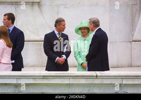 4th giugno 2002 - il principe Carlo parla con il duca e la duchessa di Gloucester al Giubileo d'oro della regina Elisabetta II a Buckingham Palace a Londra Foto Stock