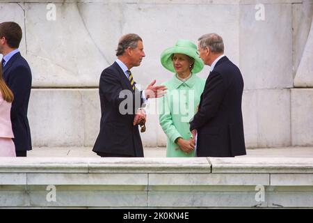 4th giugno 2002 - il principe Carlo parla con il duca e la duchessa di Gloucester al Giubileo d'oro della regina Elisabetta II a Buckingham Palace a Londra Foto Stock