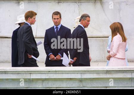 4th giugno 2002 - i membri della Famiglia reale britannica partecipano al Giubileo d'oro della Regina Elisabetta II a Buckingham Palace a Londra Foto Stock