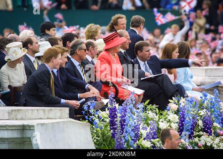 4th giugno 2002 - la regina Elisabetta II e i membri della famiglia reale britannica alle celebrazioni del Giubileo d'oro nel Mall di Londra Foto Stock