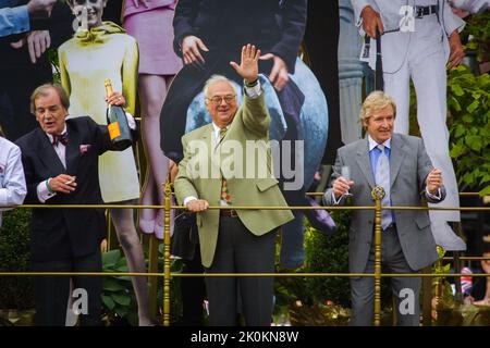 4 giugno 2002 - celebrità britanniche Keith Floyd (L), Roy Hudd e William Roache (R) che partecipano al Giubileo d'oro della Regina Elisabetta II a Buckingham Palace a Londra Foto Stock