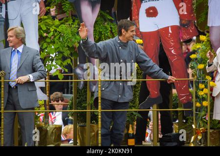 4 giugno 2002 - gli attori britannici William Roache (L) e Jeremy Irons (R) partecipano al Giubileo d'oro della Regina Elisabetta II a Buckingham Palace a Londra Foto Stock