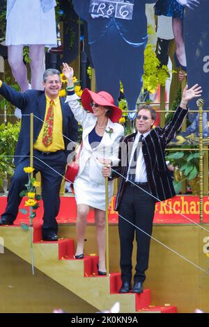 4 giugno 2002 - le celebrità britanniche Maureen Lipman e Cliff Richard partecipano al Giubileo d'oro della Regina Elisabetta II a Buckingham Palace a Londra Foto Stock