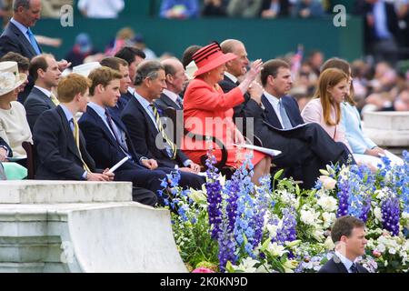 4th giugno 2002 - la regina Elisabetta II si inonda alla folla durante la celebrazione del Giubileo d'oro nel Mall di Londra Foto Stock