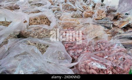 Un negozio di vari tipi di pesce salato nel mercato tradizionale Foto Stock