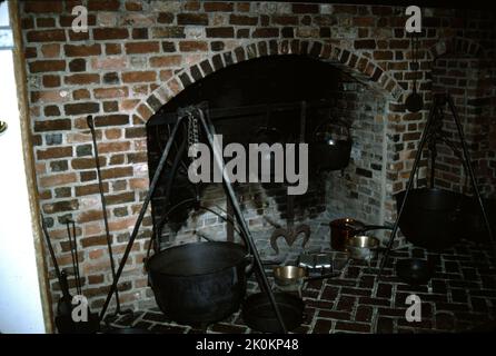 Williamsburg, Virginia. STATI UNITI. 9/1993. Costruito intorno al 1755. Carter’s Grove Planation era veramente una grande signora della Virginia coloniale che doveva vedere le alture del 17th ° secolo coloniale America e le devastazioni del 21st ° secolo di tempo, natura e la riparazione che prende il suo tributo. Le immagini che vedi mostrano lo stile di vita di uno degli ultimi proprietari di carter’s Grove, circa il 1928, presi negli anni ’1993…un momento in cui un visitatore poteva godere di un tocco di ricchezza dell’ultimo benefattore di carter’s Grove. Carter’s Grove Plantation chiuse le porte alla visione pubblica nel 2003. Costruire per carter Burwell. Foto Stock