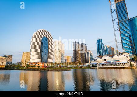 Batumi, Georgia - 2022 agosto: Panorama notturno dello skyline di Batumi con fontane, grattacieli, tra cui il caratteristico hotel Marriott Foto Stock