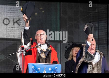 Il consigliere Kevin Robinson, Worshipful il sindaco della città di Southend su mare, ha letto la proclamazione dell'adesione di re Carlo III Foto Stock