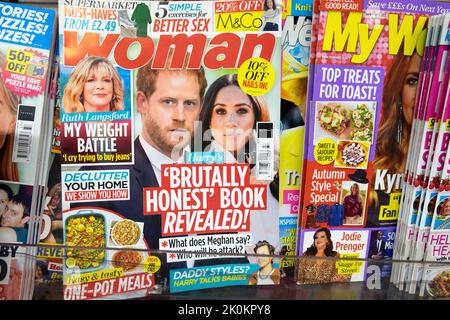 Il principe Harry e Meghan Markle sulla copertina anteriore del titolo della rivista Woman ' Harry'brutally onest' Book Revealed!' Settembre 2022 Regno Unito Foto Stock