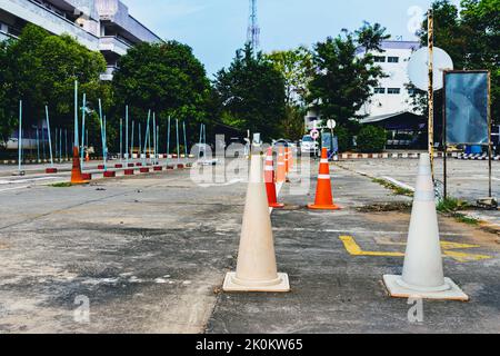 Test di guida e area di addestramento con test di simulazione per patente di guida. Scuola di guida pratica zona di traffico con pole segnaletica e coni arancioni e la strada Foto Stock