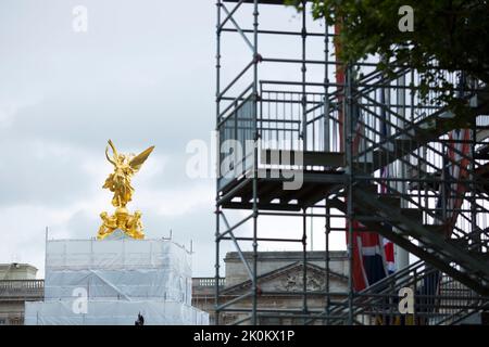 Il Victoria Memorial coperto di strutture temporanee è visto nel centro di Londra in vista delle celebrazioni del Platinum Jubilee. Foto Stock