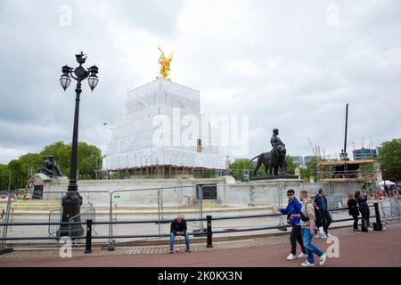 Il Victoria Memorial coperto di strutture temporanee è visto nel centro di Londra in vista delle celebrazioni del Platinum Jubilee. Foto Stock