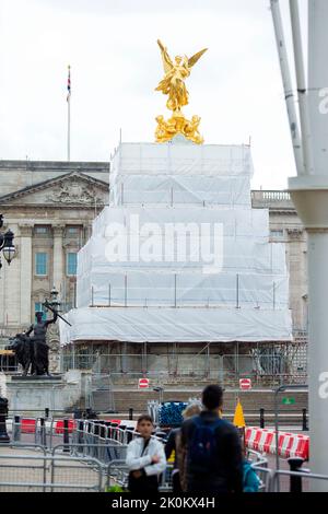 Il Victoria Memorial coperto di strutture temporanee è visto nel centro di Londra in vista delle celebrazioni del Platinum Jubilee. Foto Stock