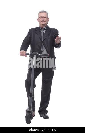 Vista frontale di un uomo d'affari maturo con scooter Foto Stock