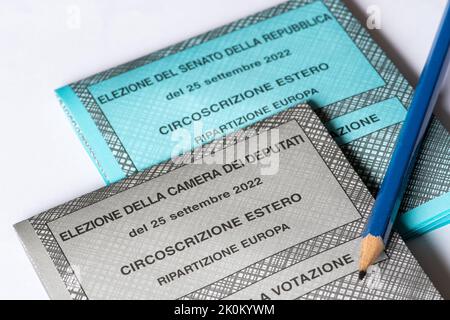 Elezione generale italiana 25 settembre 2022 per Camera dei deputati e Senato della Repubblica. Voto, scrutinio a matita su sfondo bianco Foto Stock