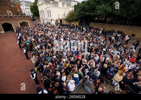Folle di membri del pubblico si riuniscono su Marlborough Road per assistere alla cerimonia di proclamazione presso la Corte dei Frati prima del consiglio di adesione, come Re Foto Stock