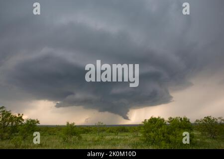 Un'enorme tempesta di supercelle ruota attraverso i terreni agricoli in Texas, Stati Uniti Foto Stock