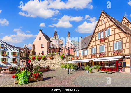 Eguisheim, Francia. Case colorate a graticcio in Piazza del Castello, Alsazia. Foto Stock